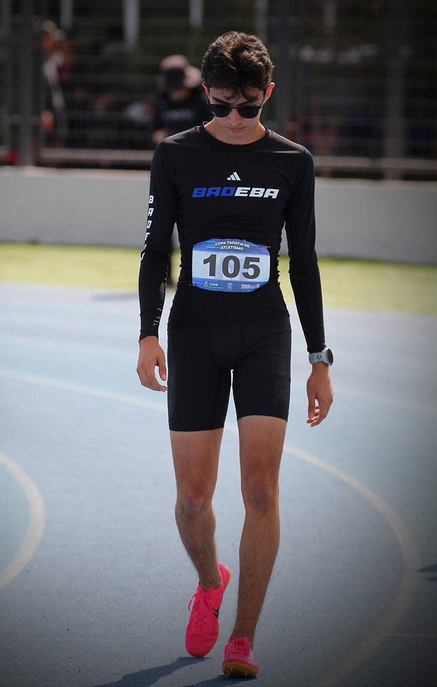 Leonardo Fernández walking the track in race spikes