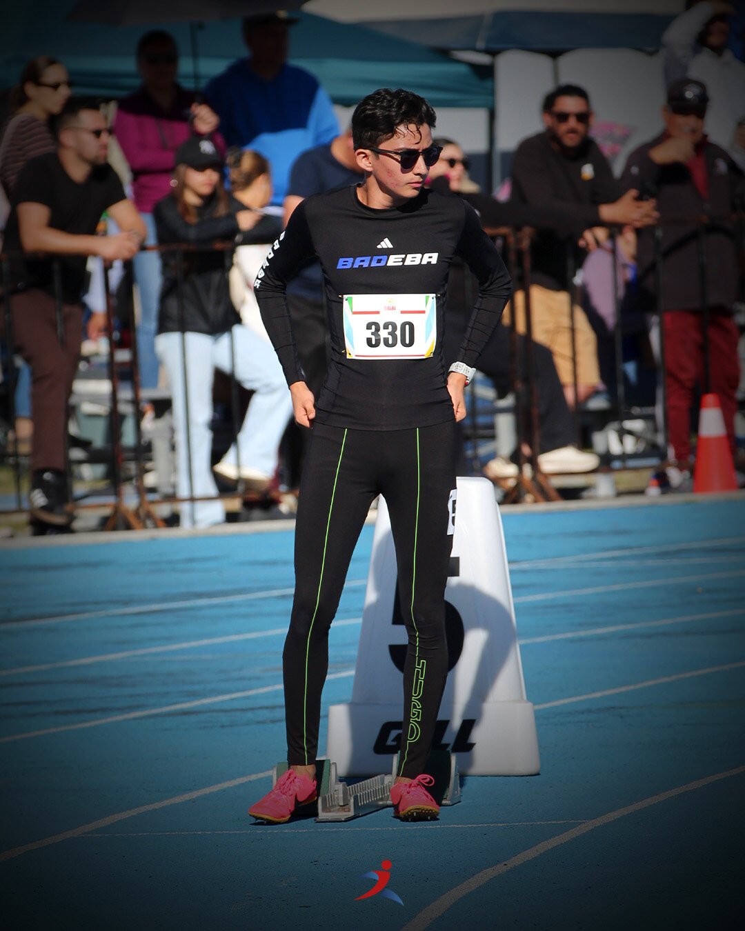 Leonardo Fernández set on the start line under the lights