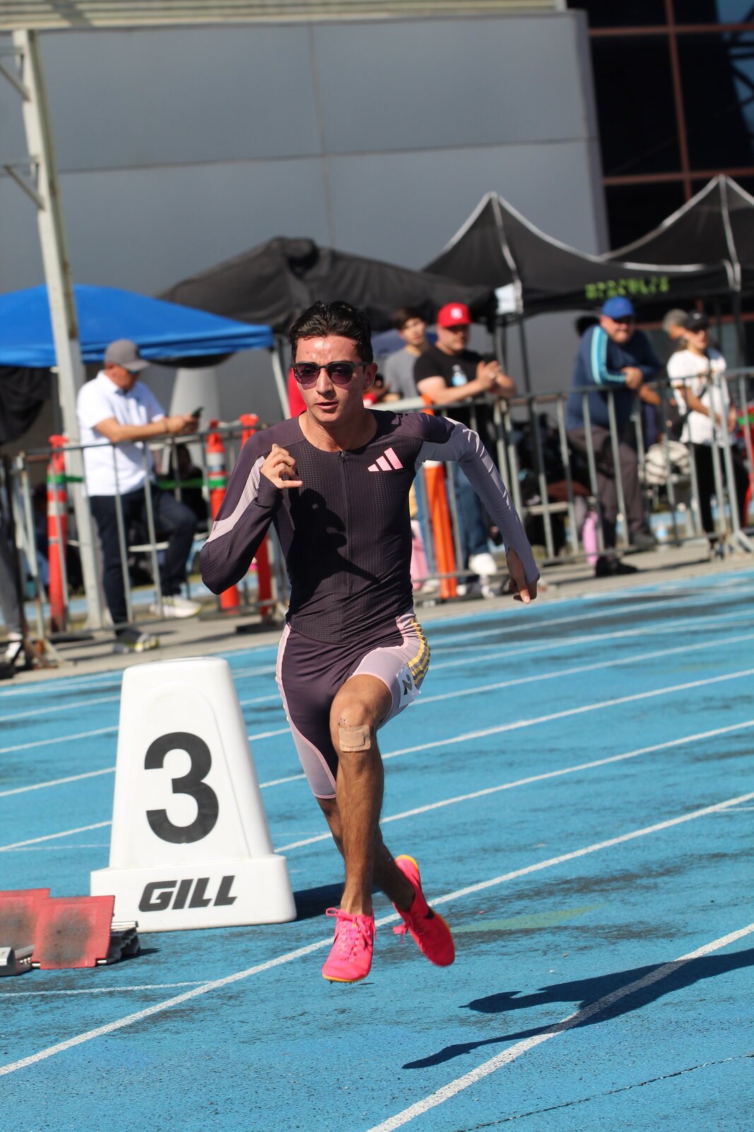 Leonardo Fernández accelerating out of the blocks