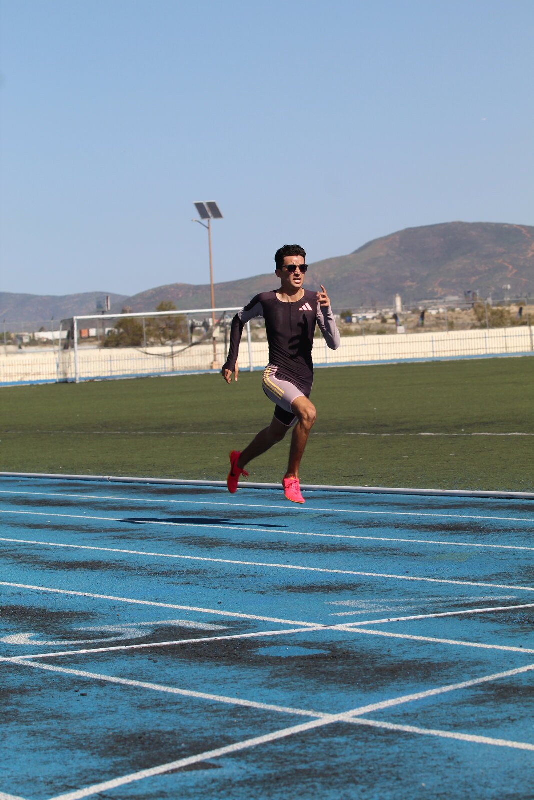 Leonardo Fernández in full sprint on the backstretch