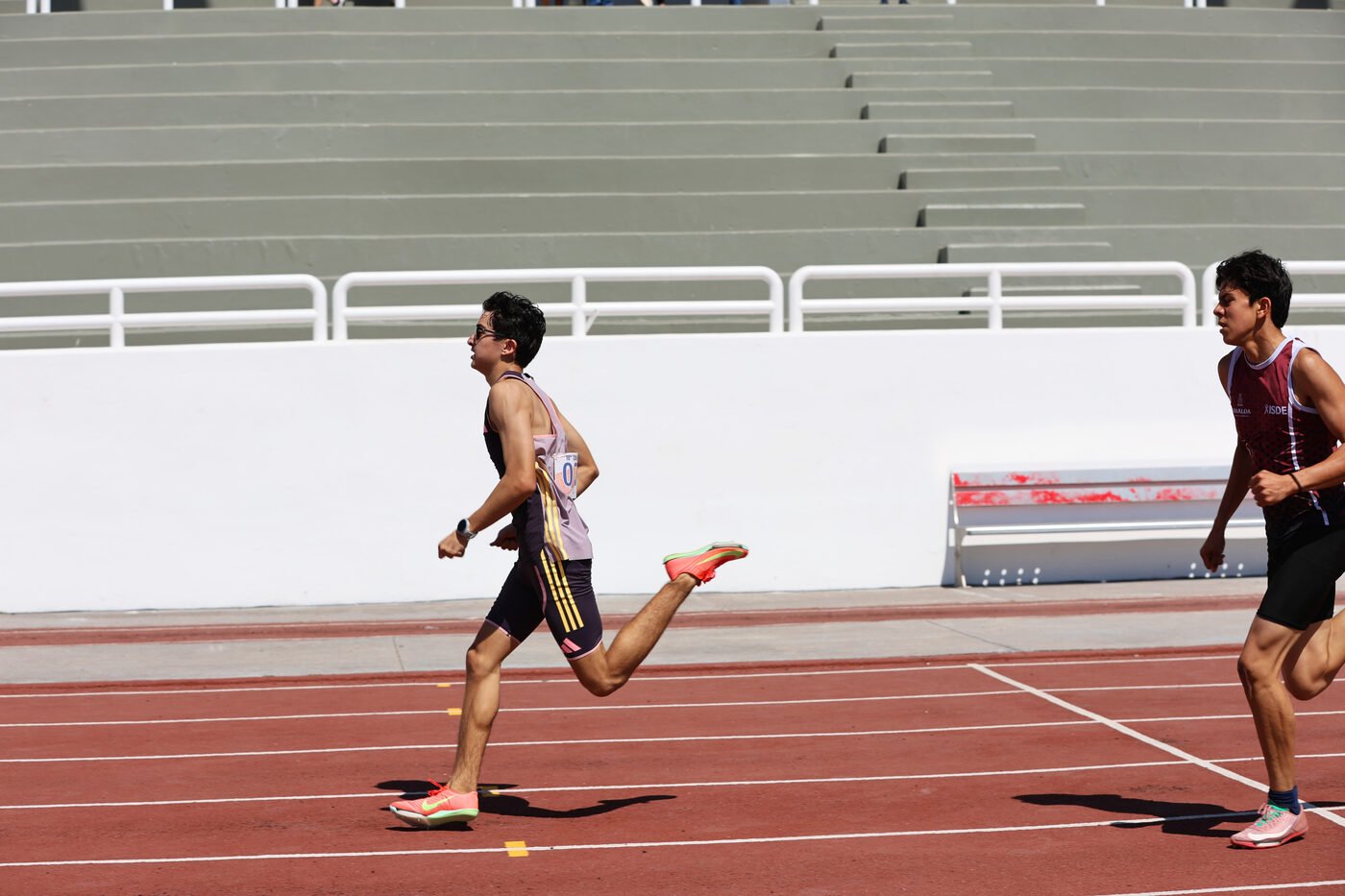 Leonardo Fernández racing on the backstretch